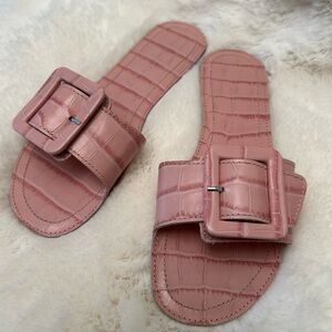 Definery The Loop Crocodile effect 100% leather Pink Sandals w/Buckle Sz-7.5.  N